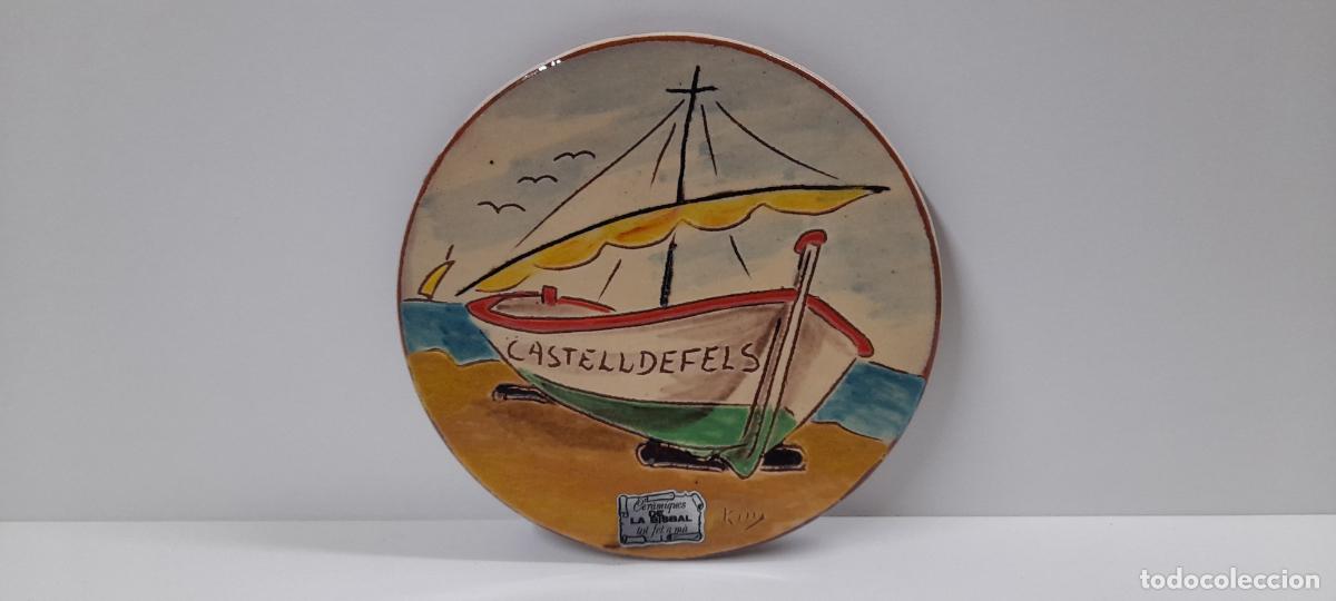 Antig&uuml;edades: BONITO PLATO DE CERAMICA - CASTELLDEFELS . REALIZADO POR LA BISBAL . HECHO A MANO . DIAMETRO 19 CM