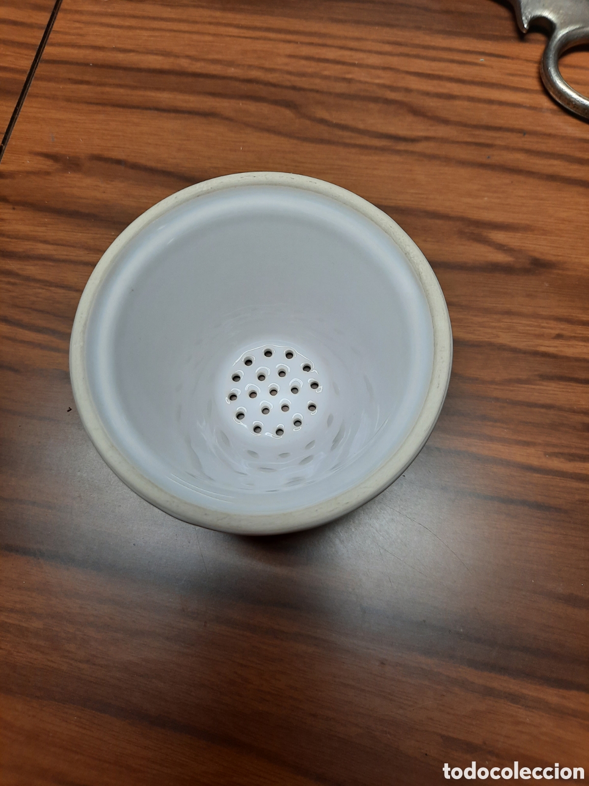 Antig&uuml;edades: Colador/infusor de t&eacute; antiguo de porcelana blanca. Repuesto vintage