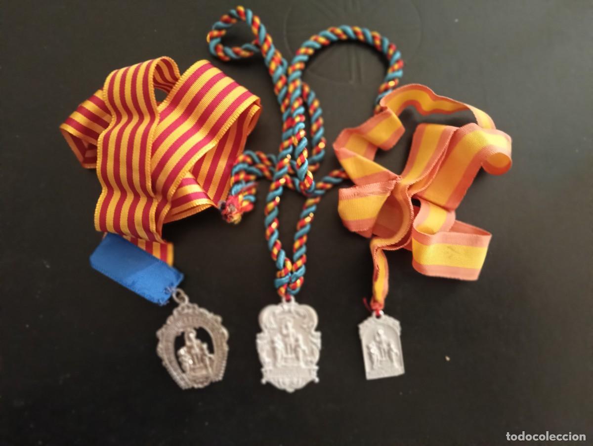 Antig&uuml;edades: 3 MEDALLAS CON SUS CINTAS Y CORDON FIESTA NI&Ntilde;OS DE LA CALLE SAN VICENTE FERRER - VALENCIA