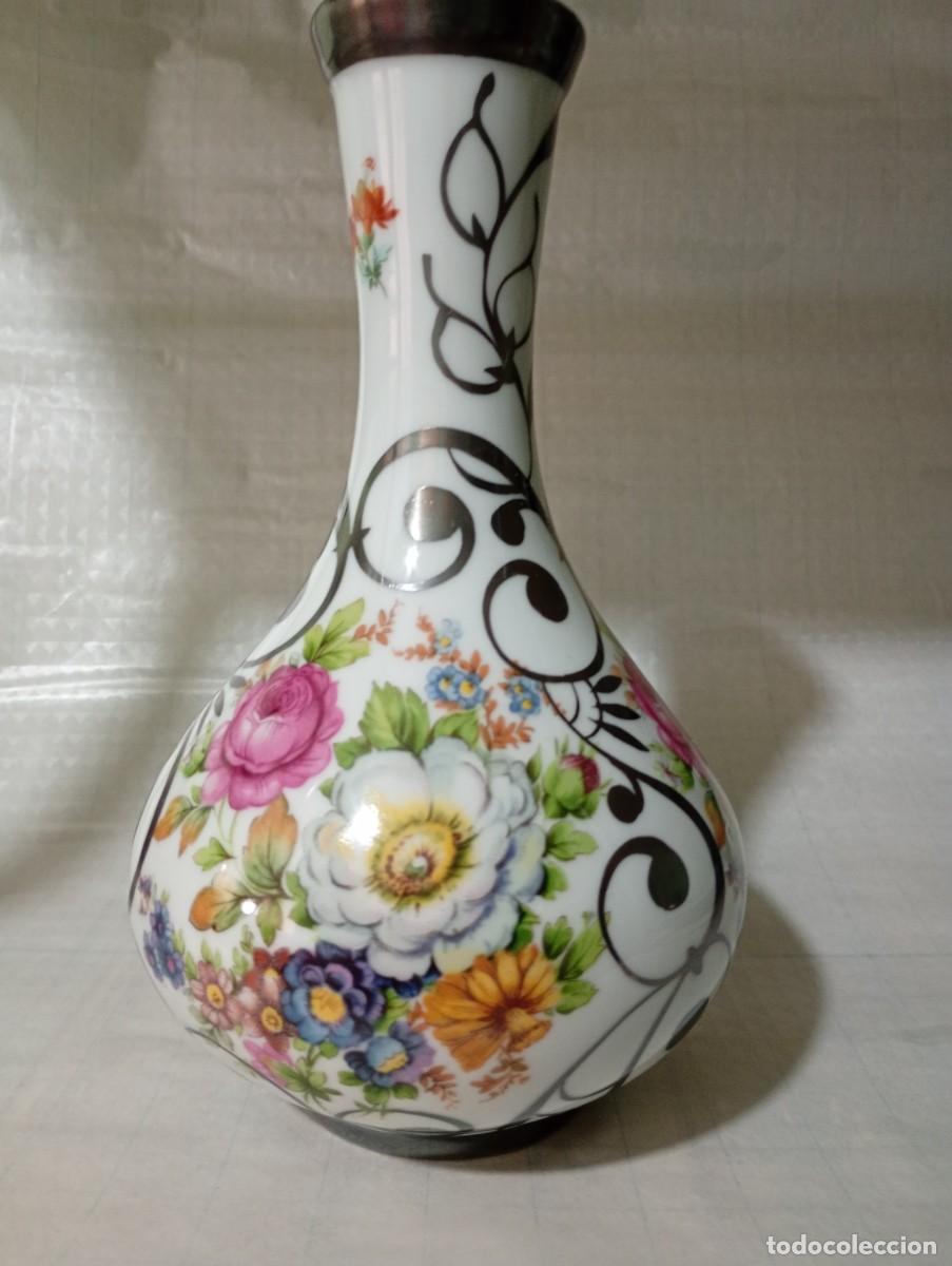 Antig&uuml;edades: Jarr&oacute;n de porcelana de Bohemia adorno en plata
