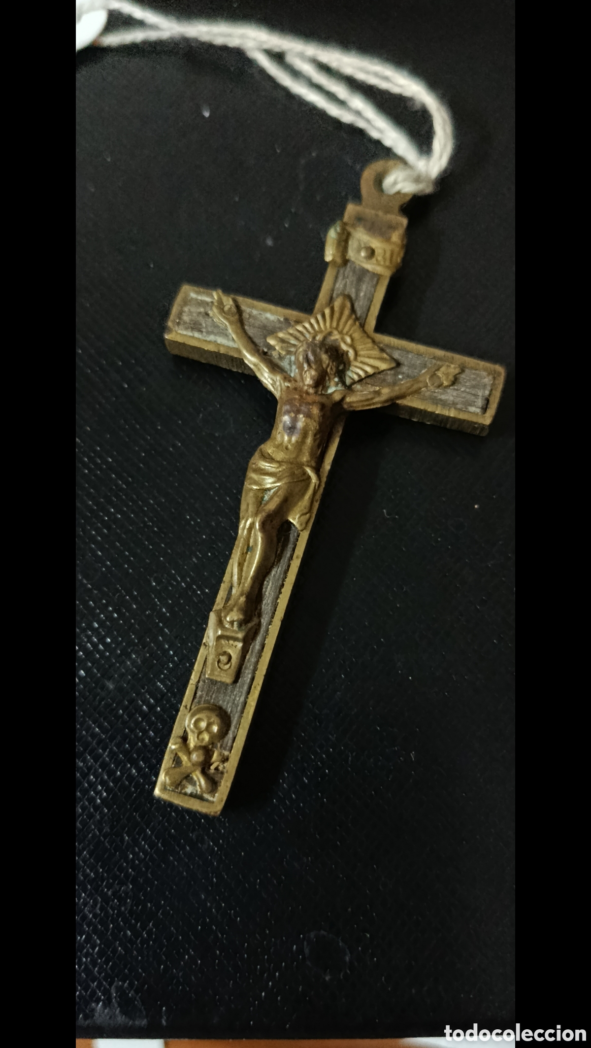 Antig&uuml;edades: Colgante cruz crucifijo antiguo bronce y madera. 3,8 x 7,5 cm. Con a&ntilde;os