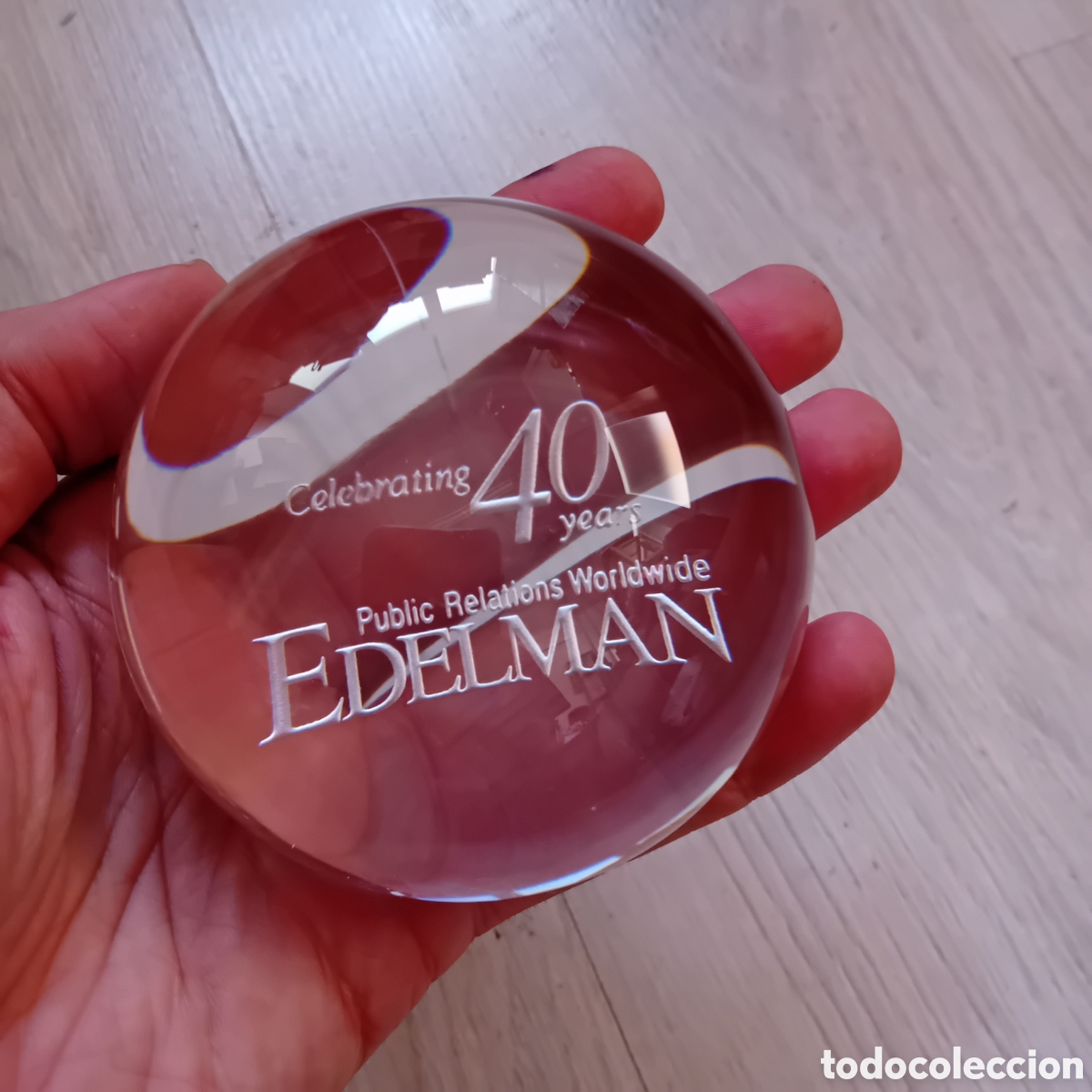 Antig&uuml;edades: TROFEO DE CRISTAL 40 YEARS EDELMAN PUBLIC RELATIONS WORLDWIDE. A&Ntilde;OS 90S..