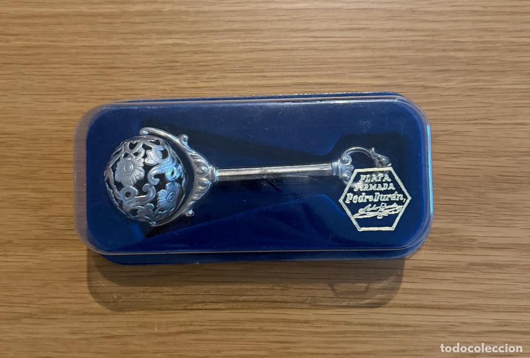 Antig&uuml;edades: Sonajero infantil de plata labrada &ndash; Pedro Dur&aacute;n &ndash; Con estuche original