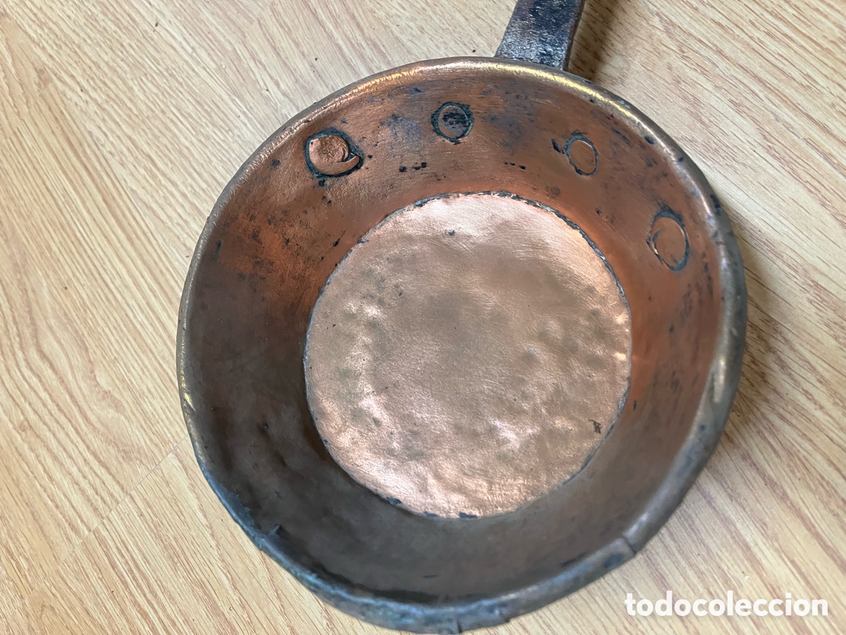 Antig&uuml;edades: Cazo antiguo de cobre con mango largo - Foto 4
