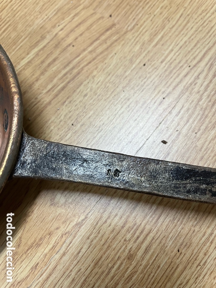 Antig&uuml;edades: Cazo antiguo de cobre con mango largo - Foto 5