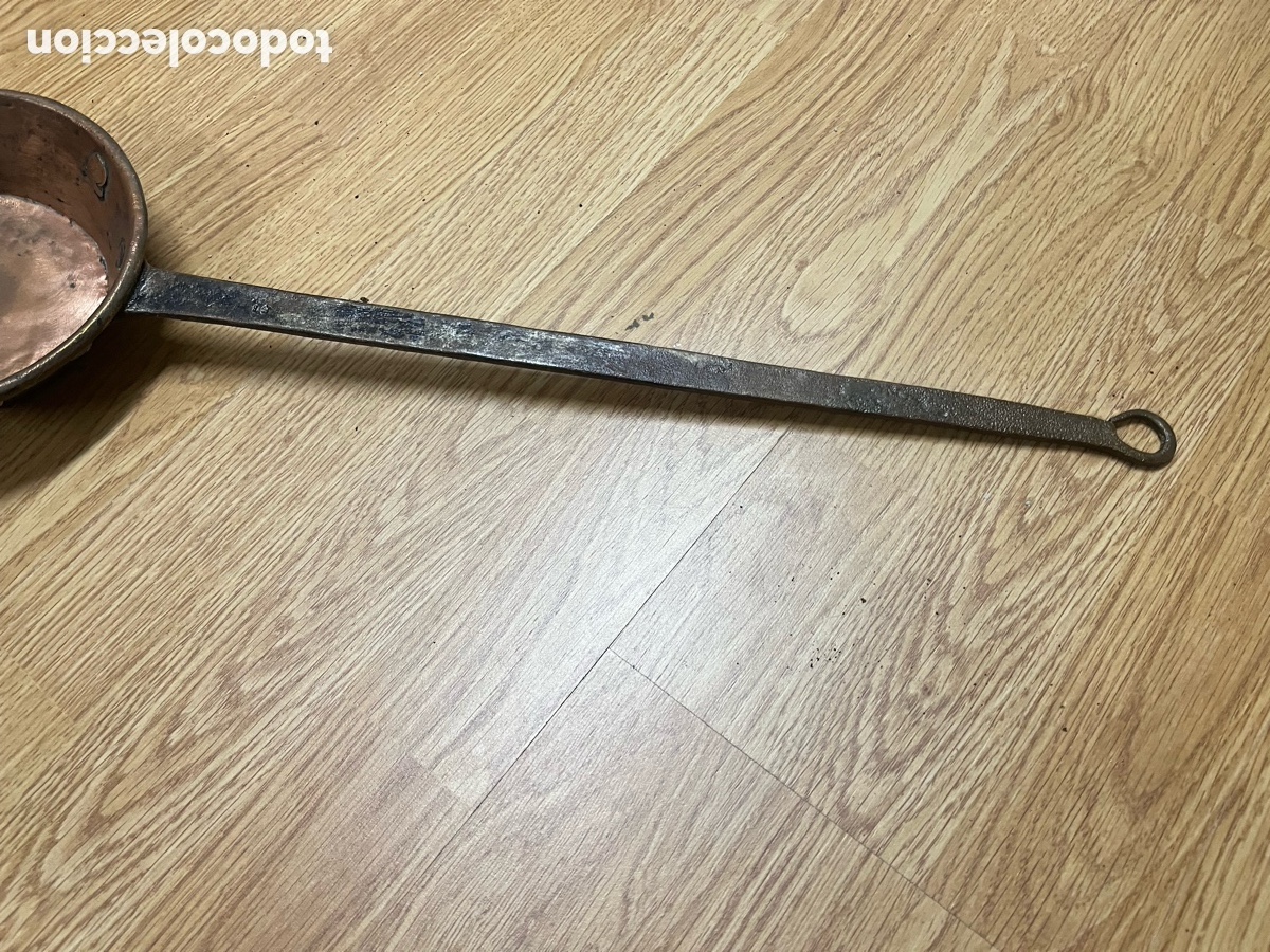 Antig&uuml;edades: Cazo antiguo de cobre con mango largo - Foto 6