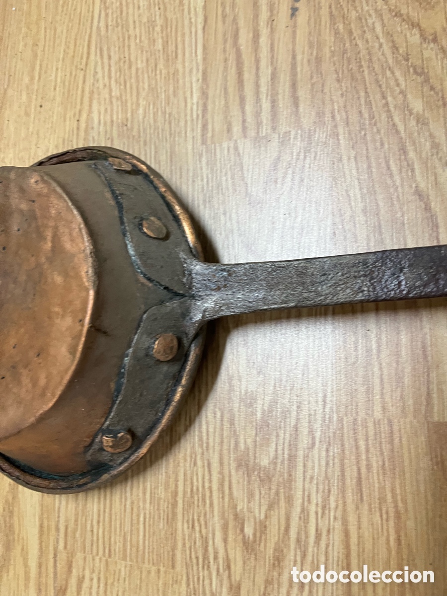 Antig&uuml;edades: Cazo antiguo de cobre con mango largo - Foto 9