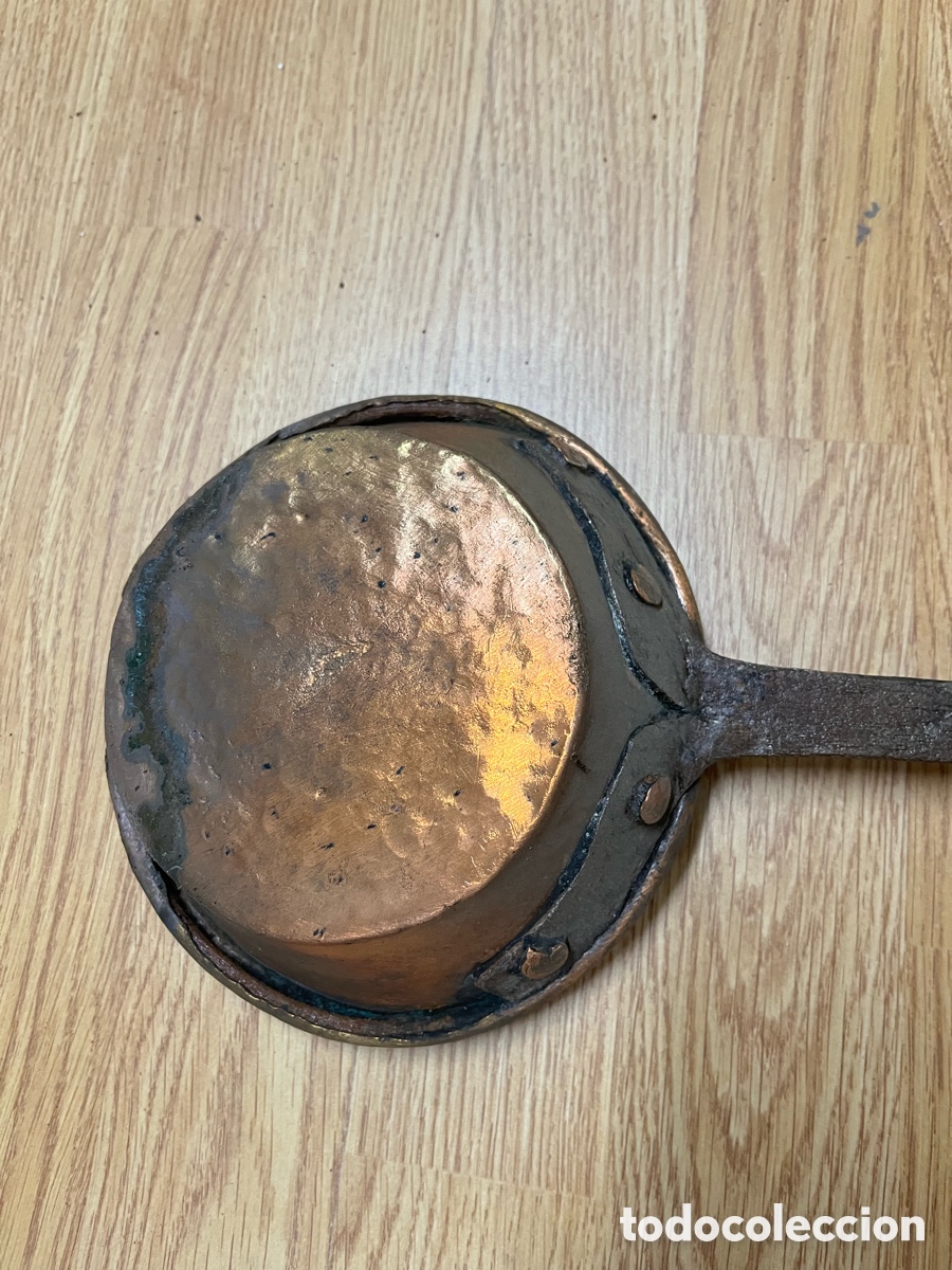 Antig&uuml;edades: Cazo antiguo de cobre con mango largo - Foto 10