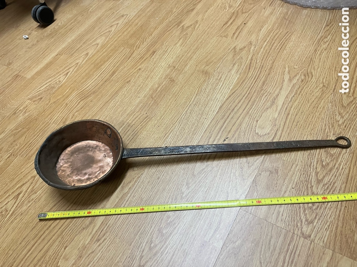 Antig&uuml;edades: Cazo antiguo de cobre con mango largo - Foto 1