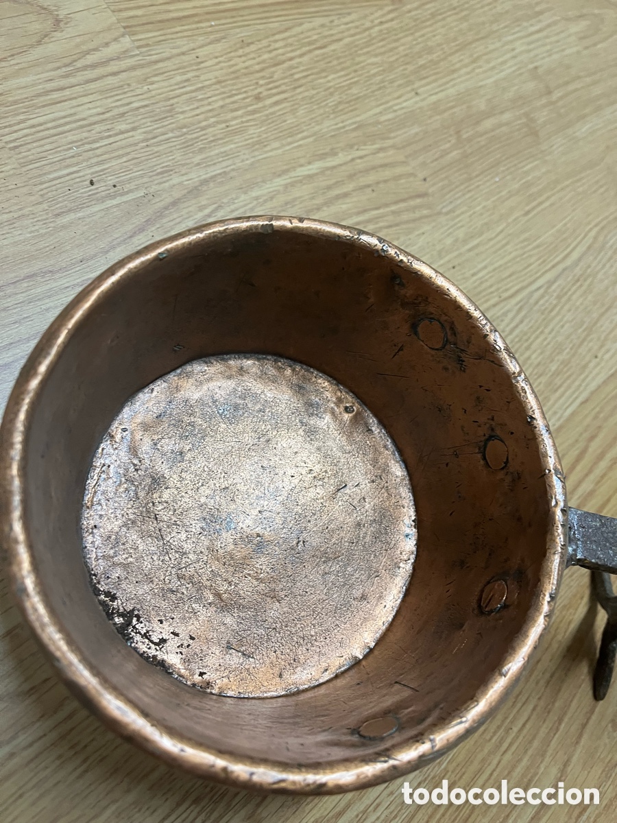 Antig&uuml;edades: Cazo antiguo de cobre con mango y soporte - Foto 3