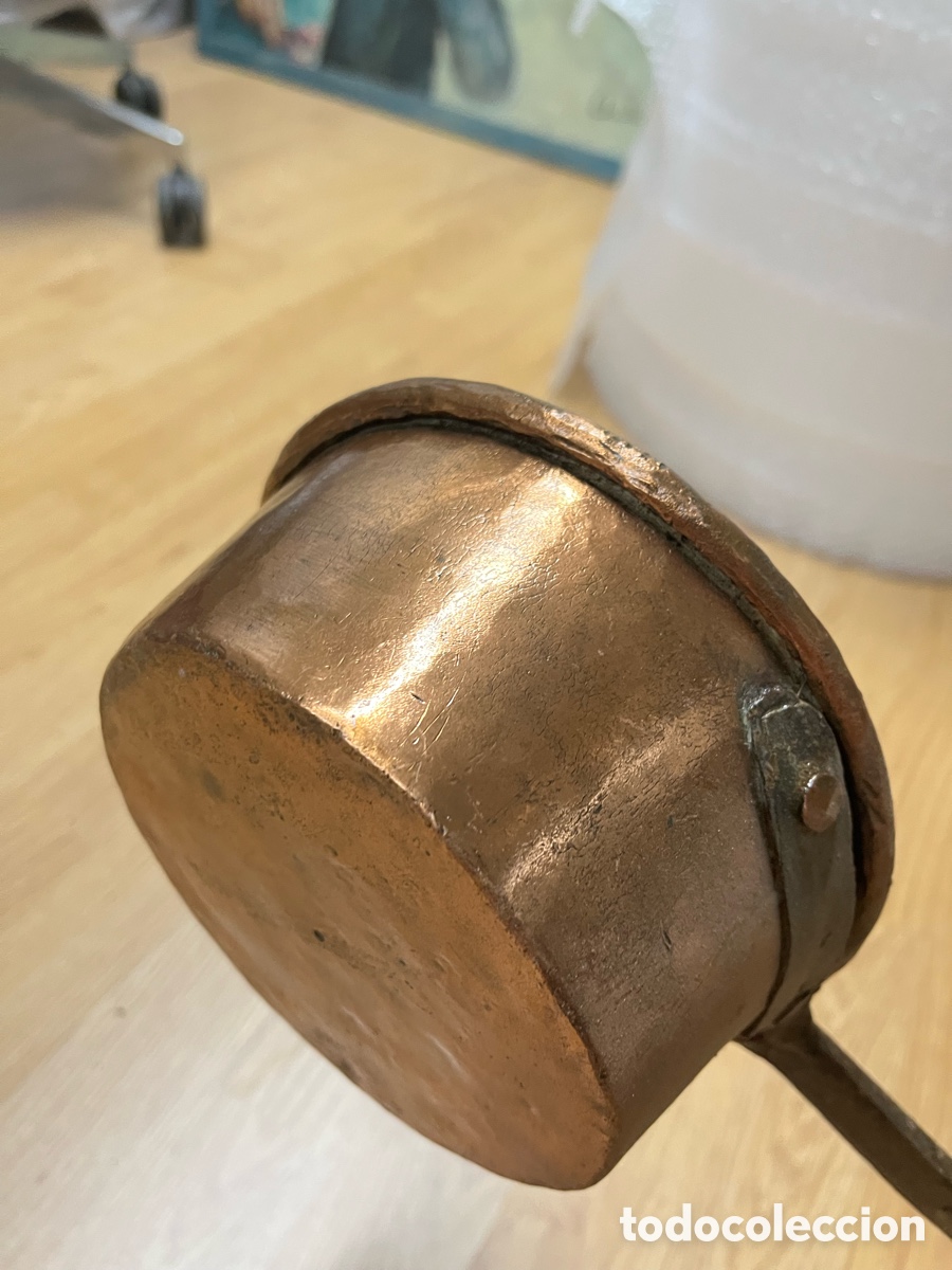 Antig&uuml;edades: Cazo antiguo de cobre con mango y soporte - Foto 10