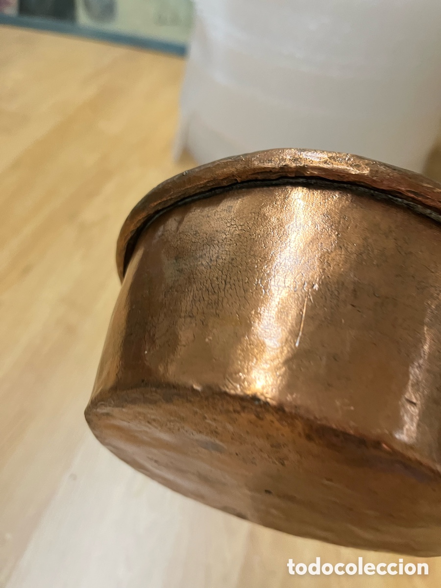 Antig&uuml;edades: Cazo antiguo de cobre con mango y soporte - Foto 11