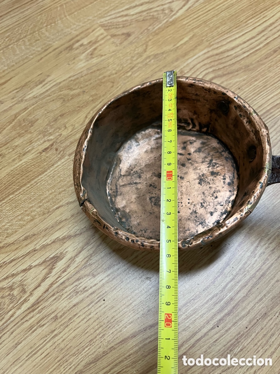Antig&uuml;edades: Cazo antiguo de cobre con mango largo - Foto 2