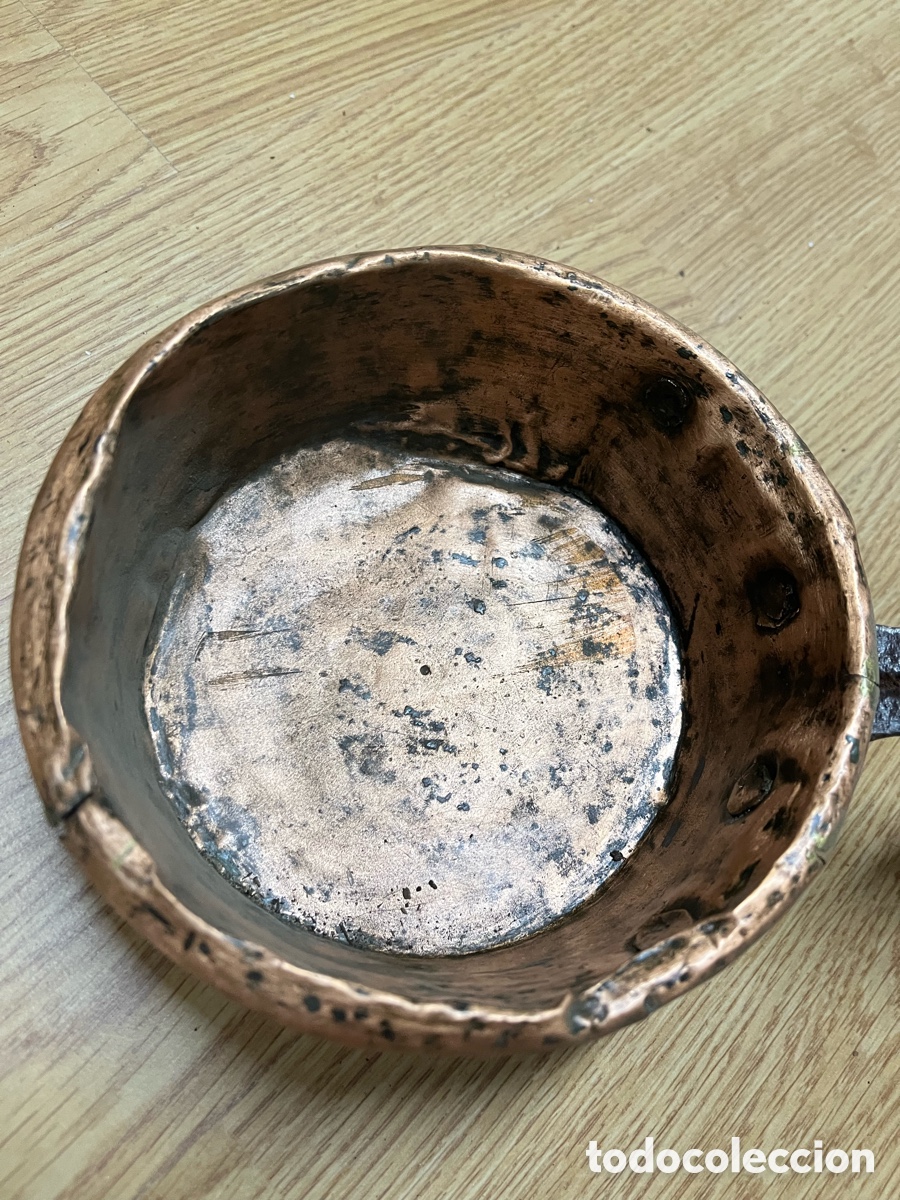 Antig&uuml;edades: Cazo antiguo de cobre con mango largo - Foto 3