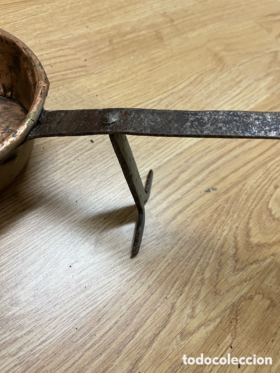 Antig&uuml;edades: Cazo antiguo de cobre con mango largo - Foto 4