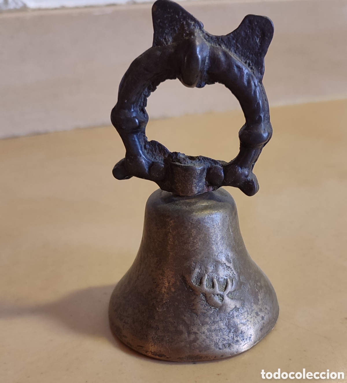 Antig&uuml;edades: Campanilla de bronce con grabado de ciervo - Foto 2