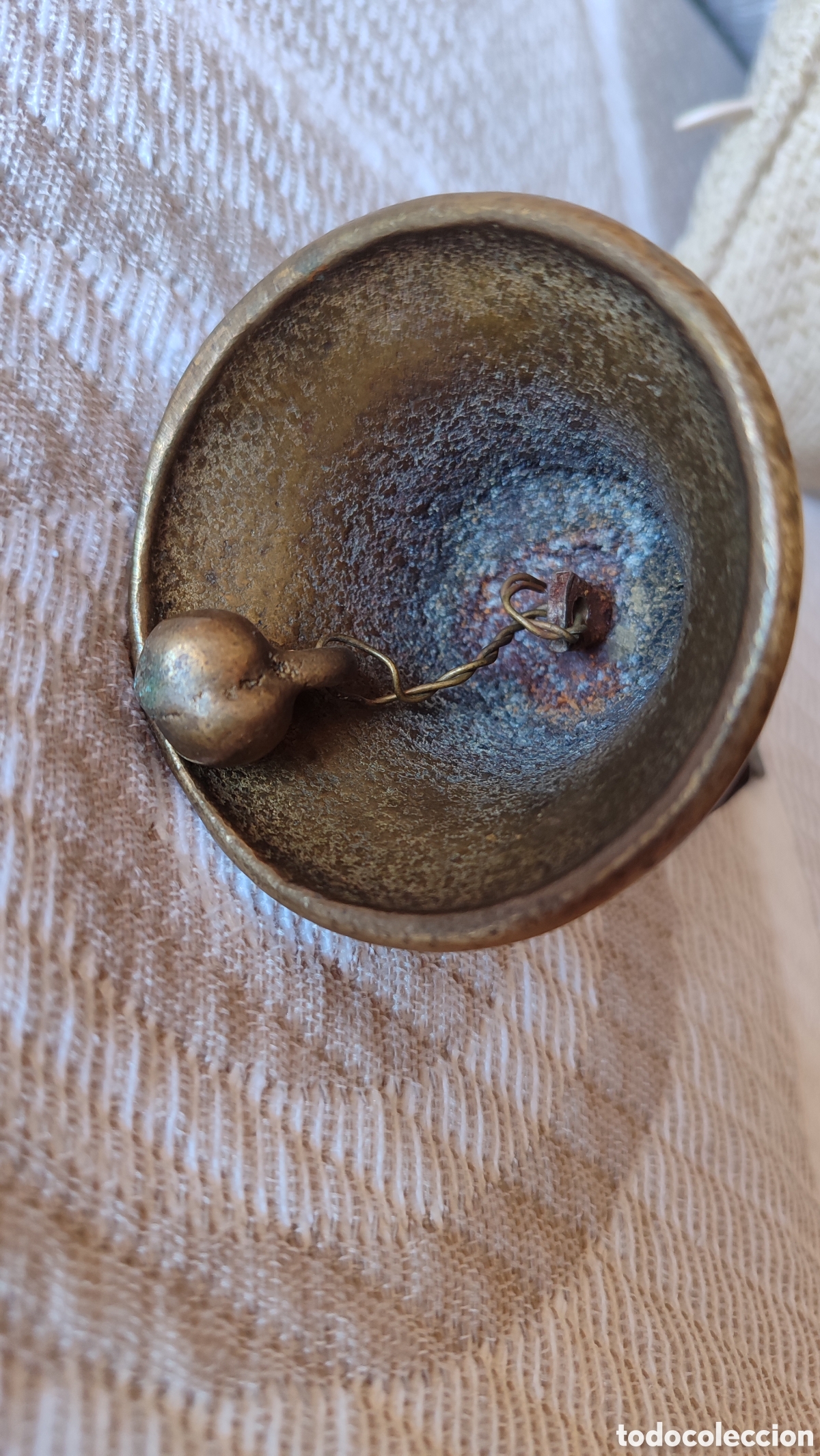 Antig&uuml;edades: Campanilla de bronce con grabado de ciervo - Foto 3