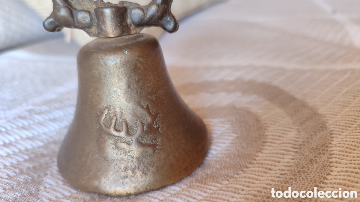 Antig&uuml;edades: Campanilla de bronce con grabado de ciervo - Foto 4
