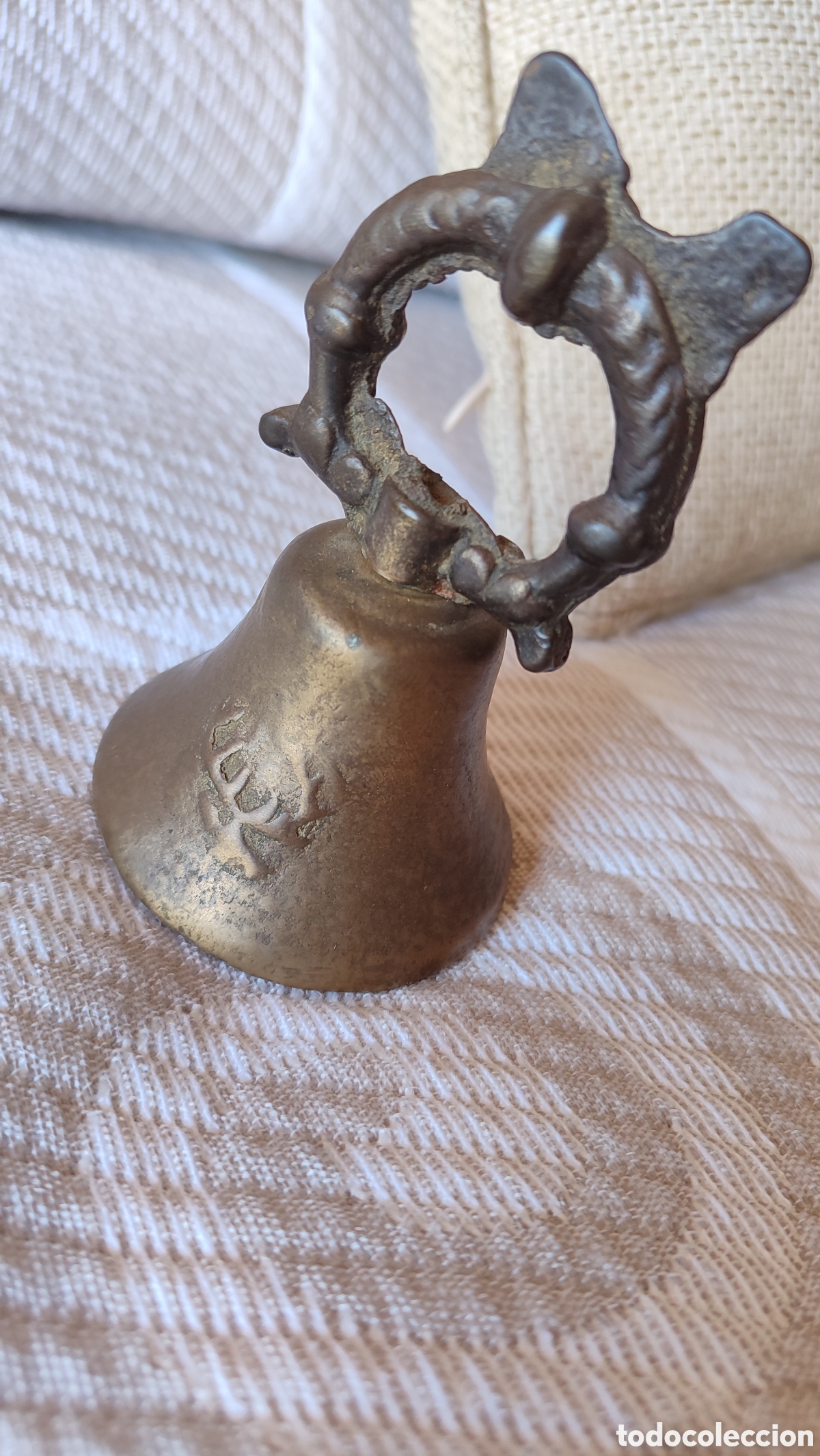 Antig&uuml;edades: Campanilla de bronce con grabado de ciervo - Foto 5