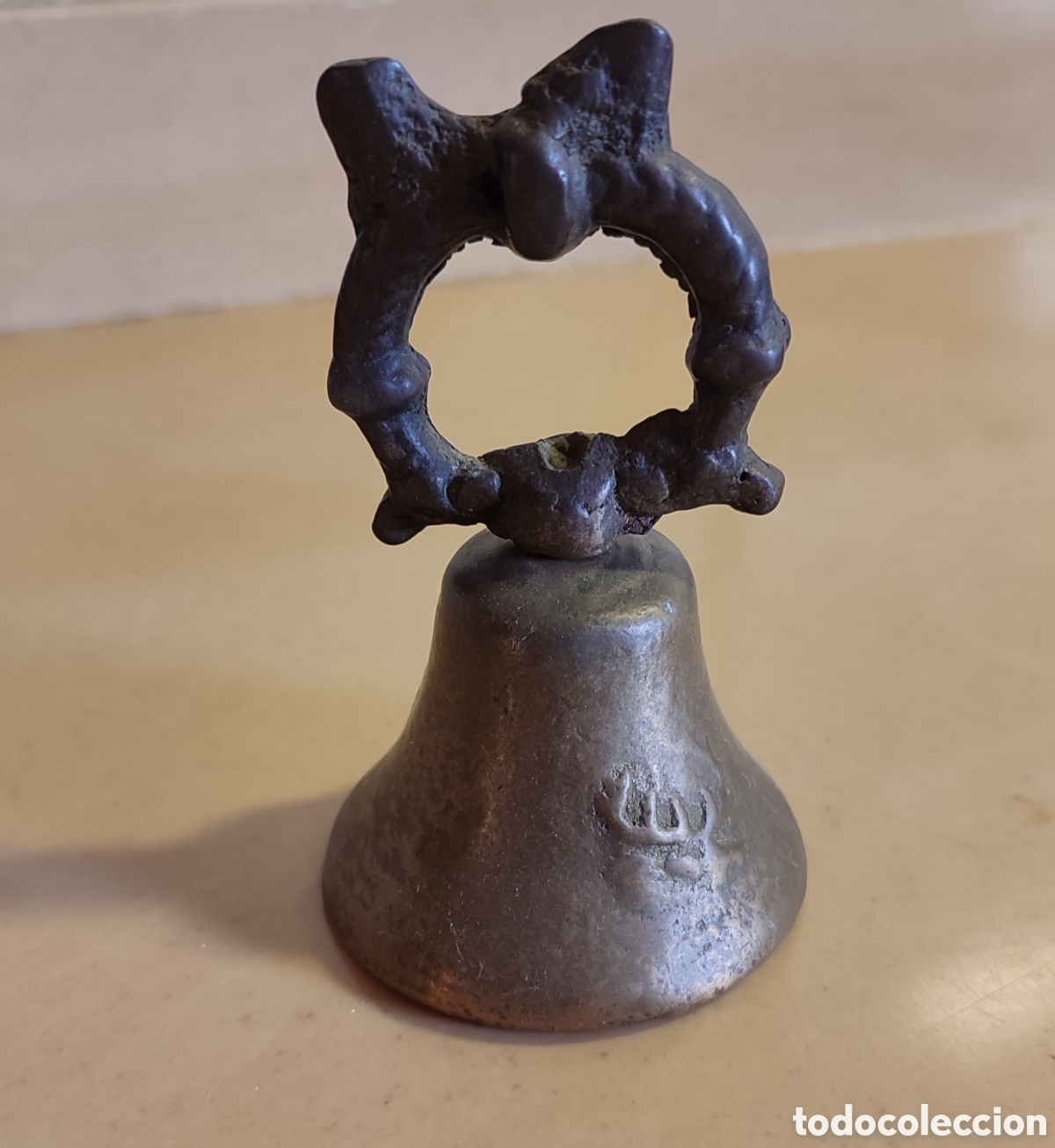 Antig&uuml;edades: Campanilla de bronce con grabado de ciervo