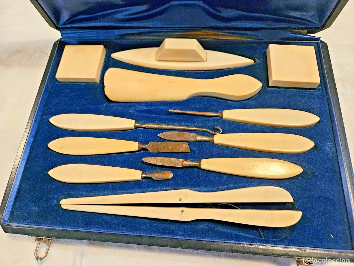 Antig&uuml;edades: FIN XIX SIECLE COFFRET GAIN&Eacute; DE CUIR AVEC NECESSAIRE DE MANUCURE DANS SON JUS