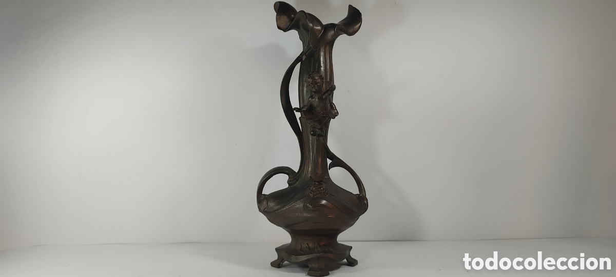 Antig&uuml;edades: PRECIOSO JARR&Oacute;N MODERNISTA EN CALAMINA PATINADA, CON UN QUERUB&Iacute;N SALIENDO DE UNA FLOR