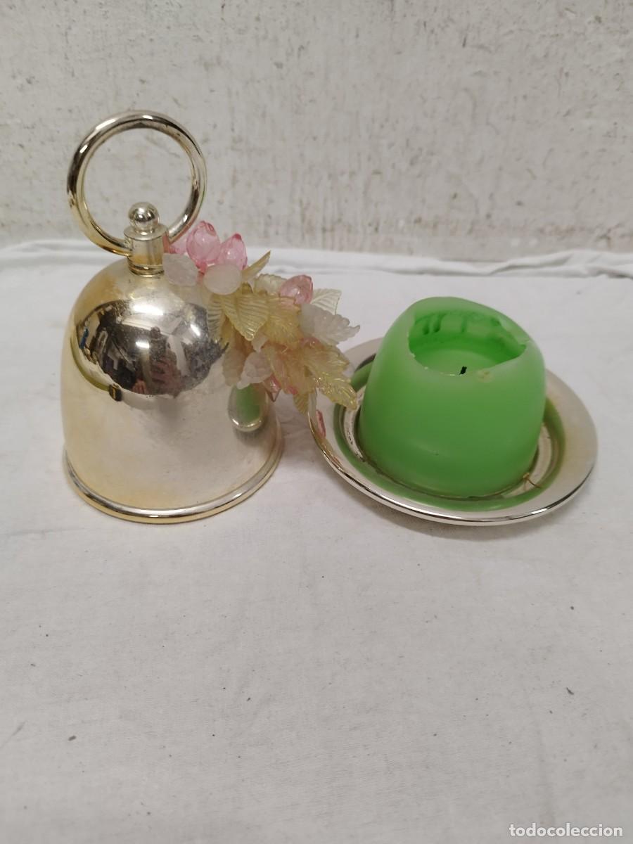 Antig&uuml;edades: Portavelas de metal con tapadera. Con adornos de frutos y hojas en plastico.