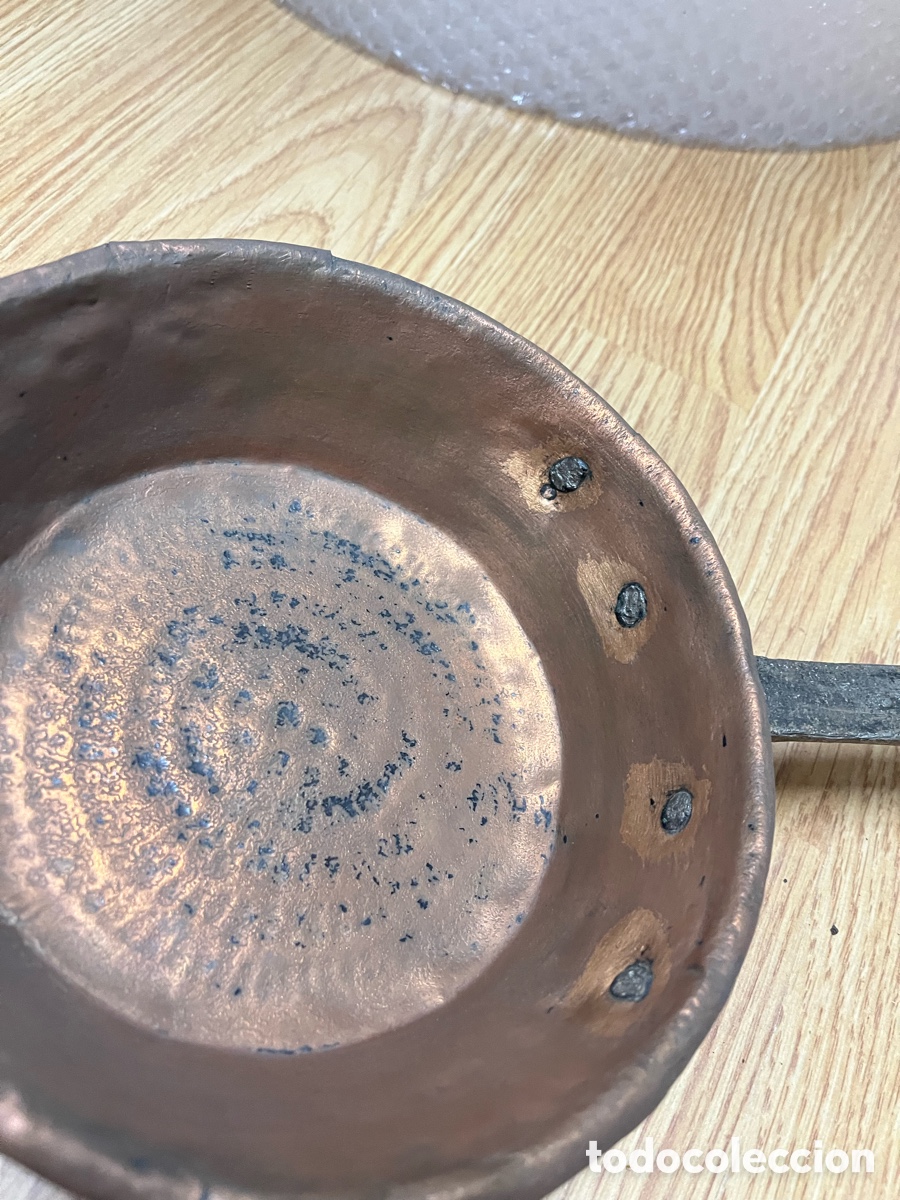 Antig&uuml;edades: Cazo antiguo de cobre con mango largo - Foto 4