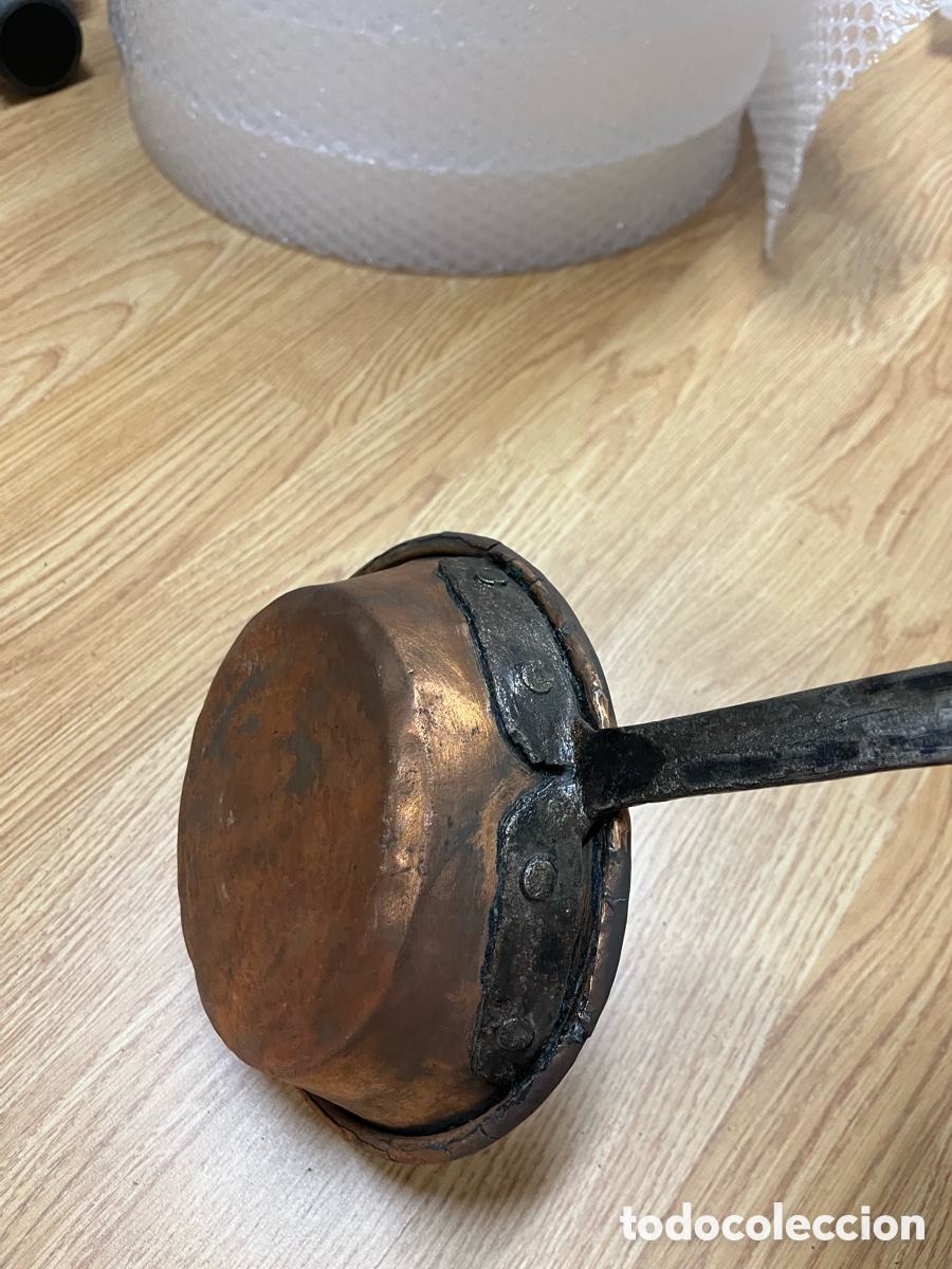 Antig&uuml;edades: Cazo antiguo de cobre con mango largo - Foto 8