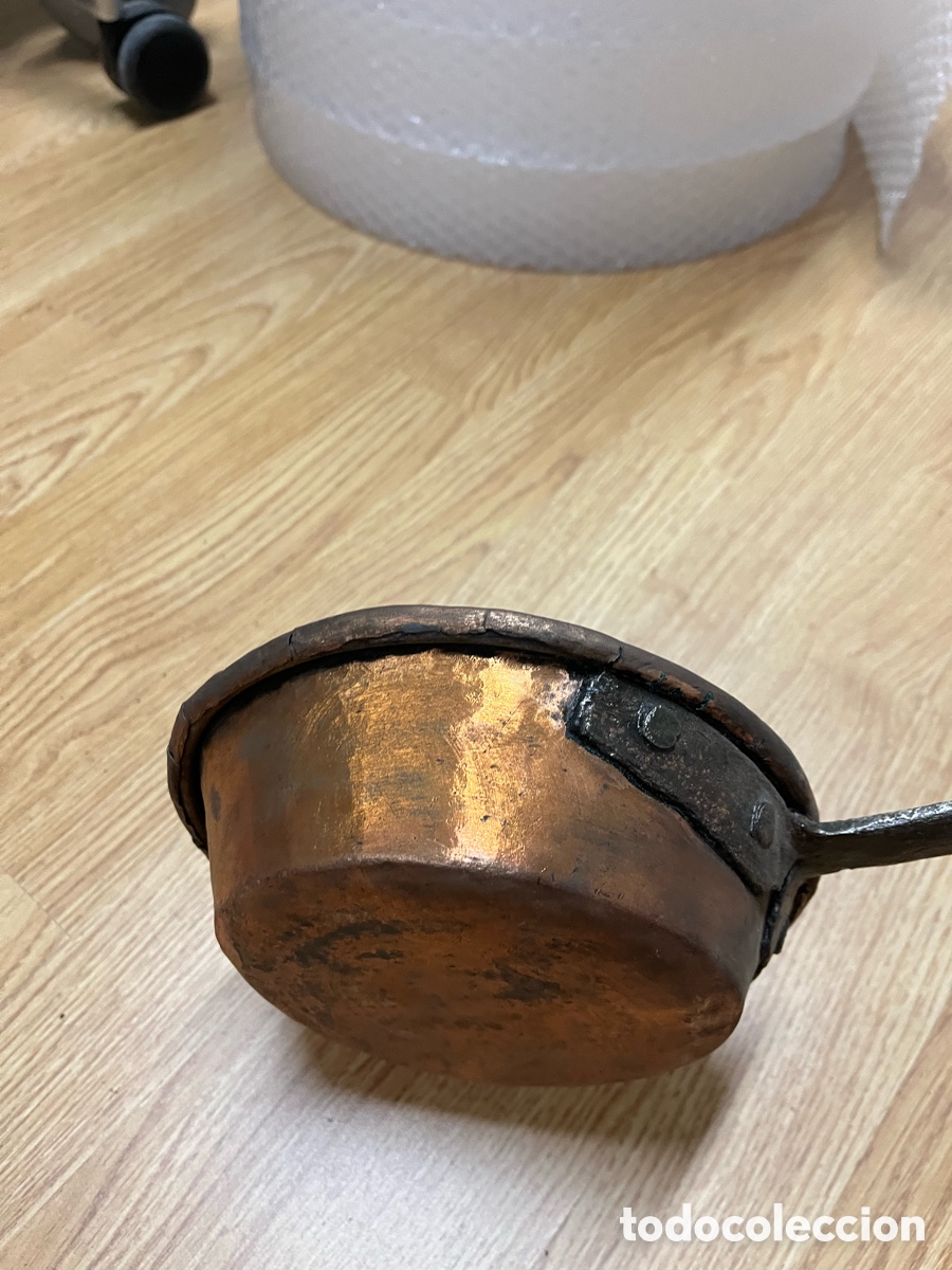 Antig&uuml;edades: Cazo antiguo de cobre con mango largo - Foto 9