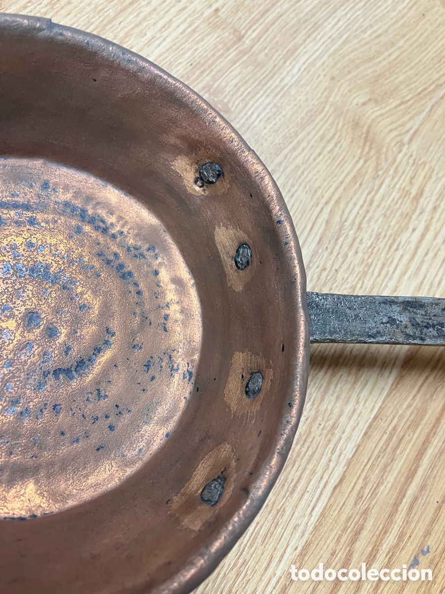 Antig&uuml;edades: Cazo antiguo de cobre con mango largo - Foto 10