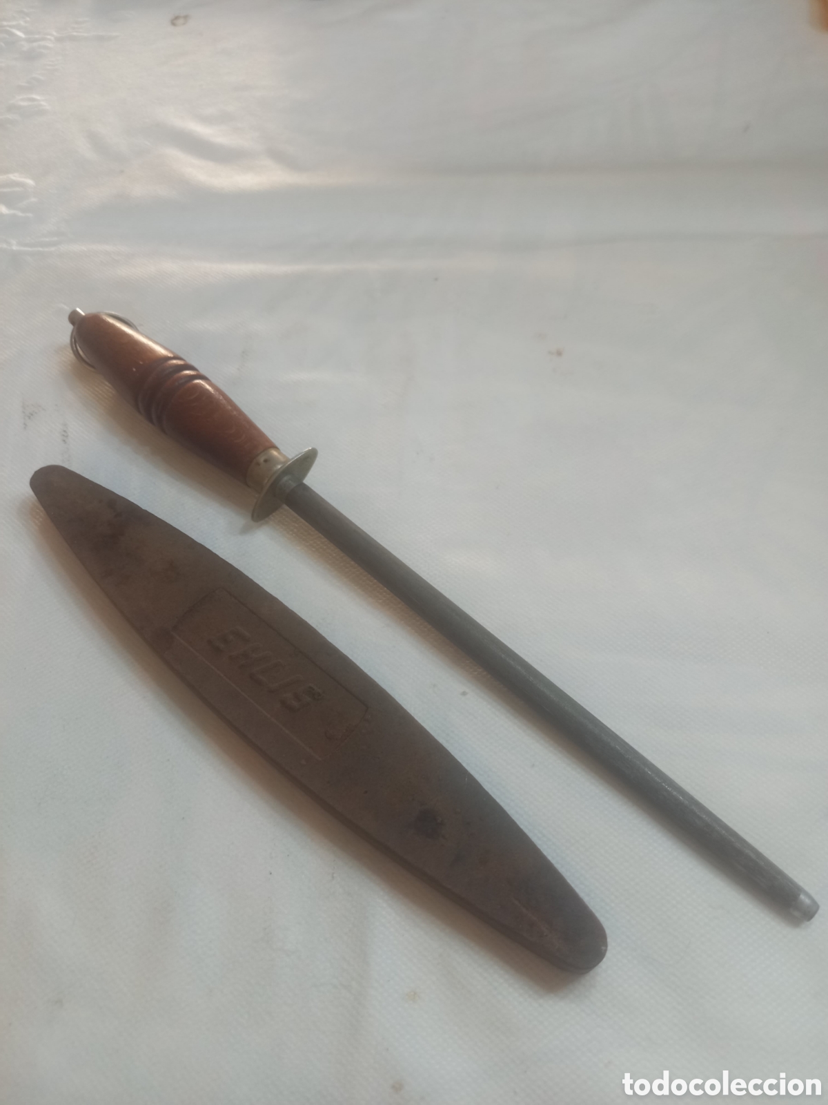 Antig&uuml;edades: Lote de cocina/hogar antiguo: Chaira con mango de madera y piedra de afilar con cu&ntilde;o