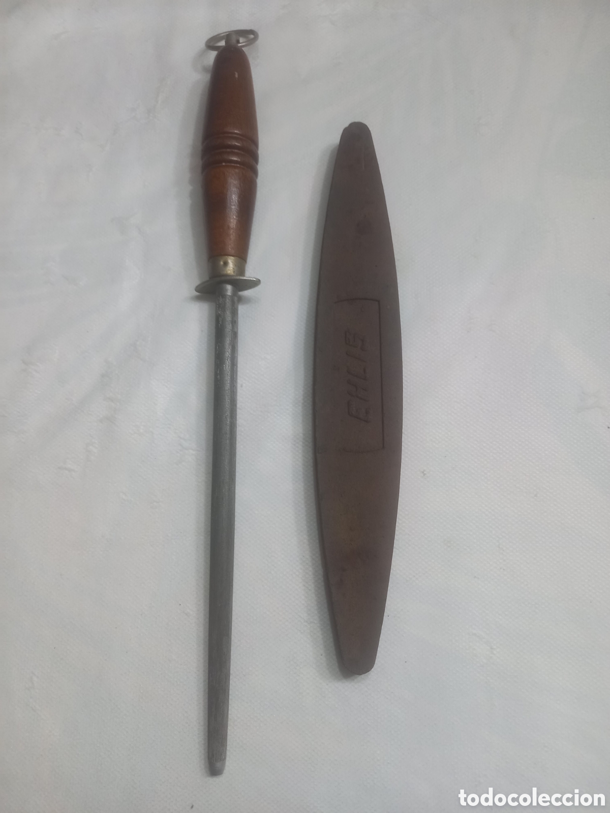 Antig&uuml;edades: Lote de cocina/hogar antiguo: Chaira con mango de madera y piedra de afilar con cu&ntilde;o