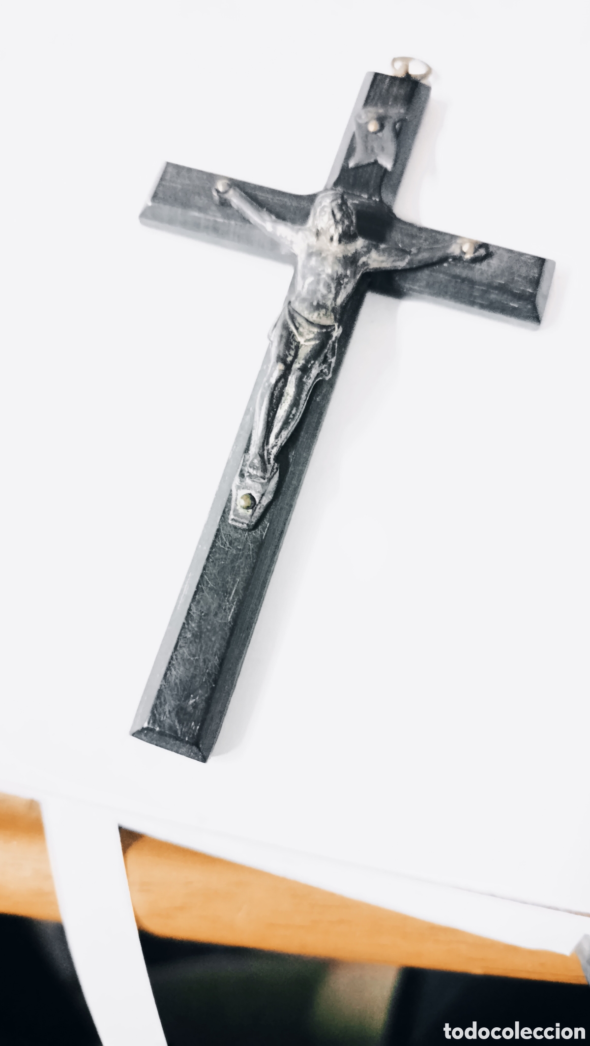 Antig&uuml;edades: cruz crucifijo colgante . Altura 10 cm. Con a&ntilde;os y bien conservada