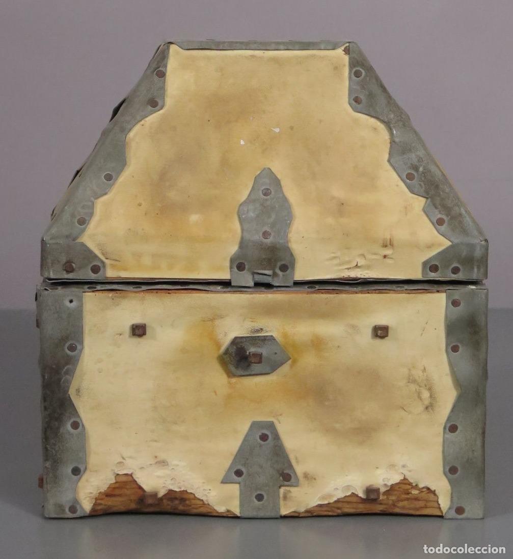 Antig&uuml;edades: ARQUETA TRONCOPIRAMIDAL. PIEL PERGAMINO Y METAL. SIGUIENDO MODELOS MEDIEVALES. HACIA 1930