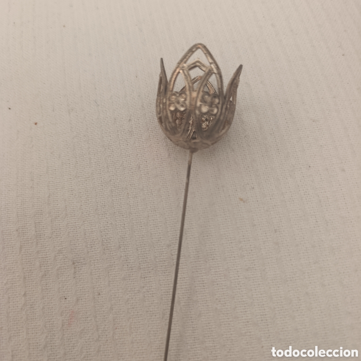 Antig&uuml;edades: Alfiler de sombrero o solapa antiguo con cabeza de flor calada