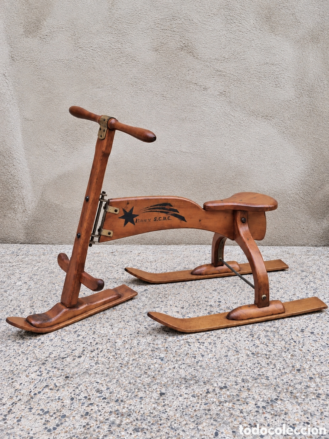 Antig&uuml;edades: Antiguo v&eacute;lo-ski infantil franc&eacute;s &ndash; Triciclo de nieve en roble y cerezo &ndash; Primera mitad s. XX