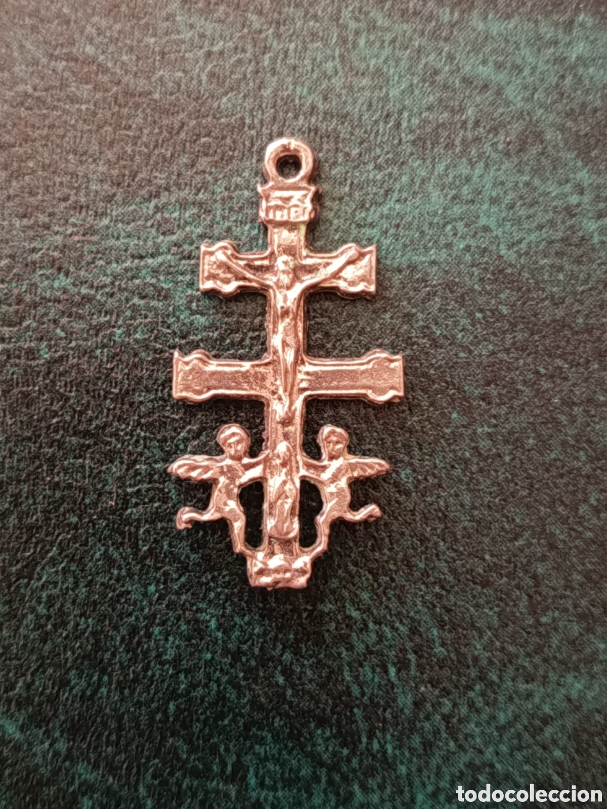 Antiques: Antigua Cruz de Caravaca devocional en hierro ba&ntilde;ado con plata - Siglo XXI - Labrado en reverso.