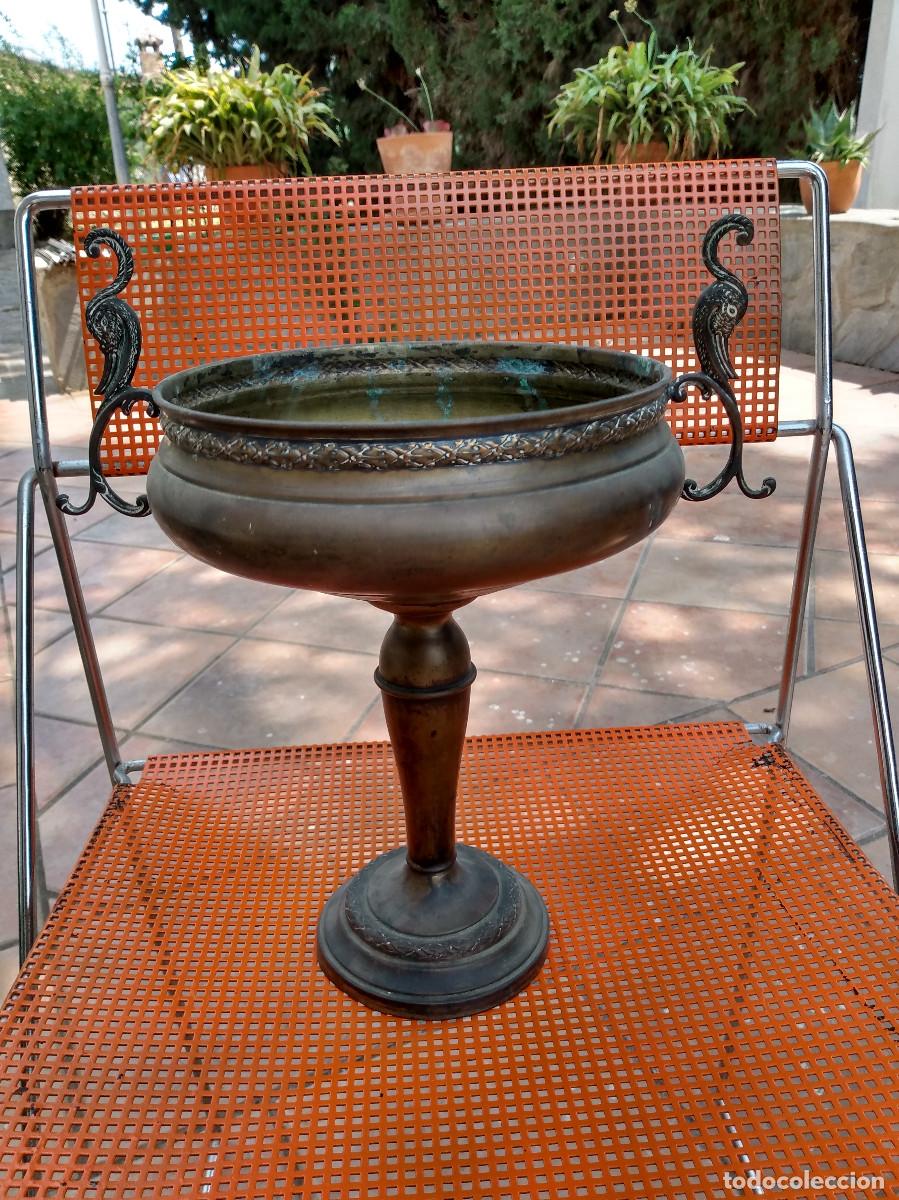 Antig&uuml;edades: Frutero de bronce. Estilo Imperio Francia.