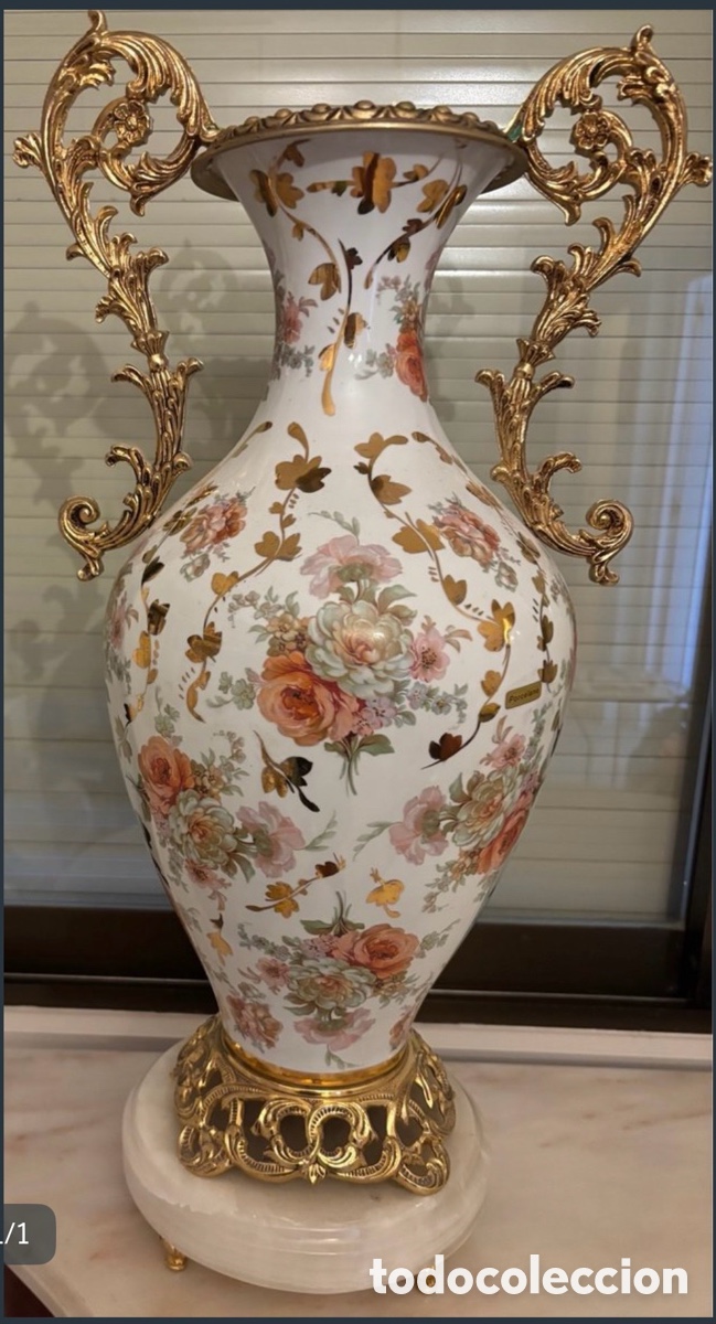 Antig&uuml;edades: Gran jarr&oacute;n de porcelana con asas de bronce dorado y base de marmol. Estilo S&eacute;vres. Decoraci&oacute;n flora