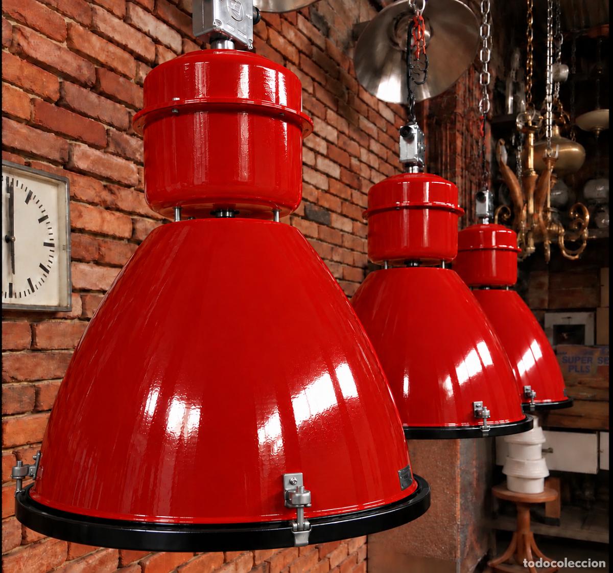 Antig&uuml;edades: 3 l&aacute;mparas industriales originales de los a&ntilde;os 50 &ndash; rojas, restauradas profesionalmente