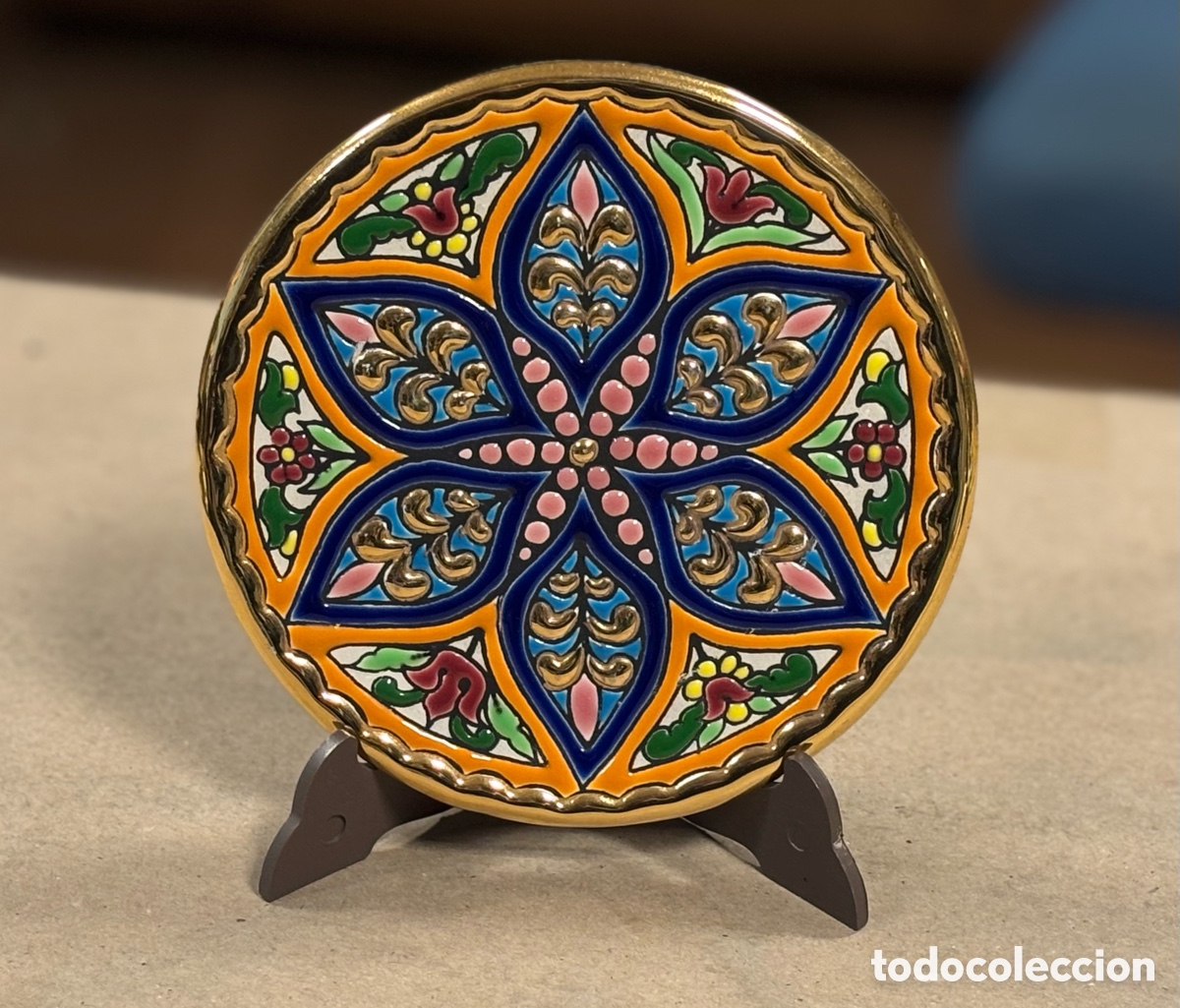 Antig&uuml;edades: PLATO DECORATIVO CEARCO TRISNA (SEVILLA). PINTADO A MANO CON ESMALTES Y ORO DE LEY (24k).
