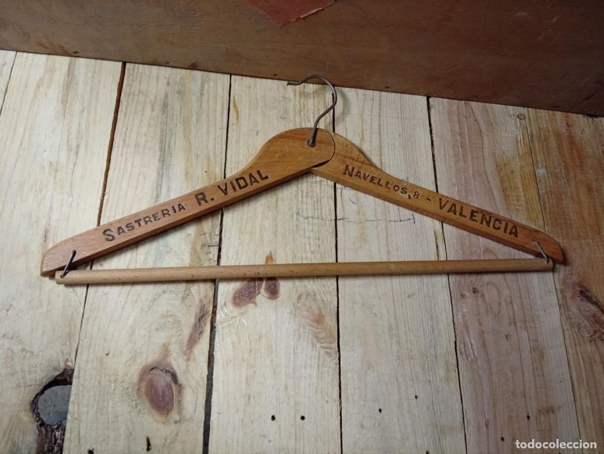 Antig&uuml;edades: Lote 10 perchas antiguas plegables madera-- publicidad en 2 de ellas. - Foto 2