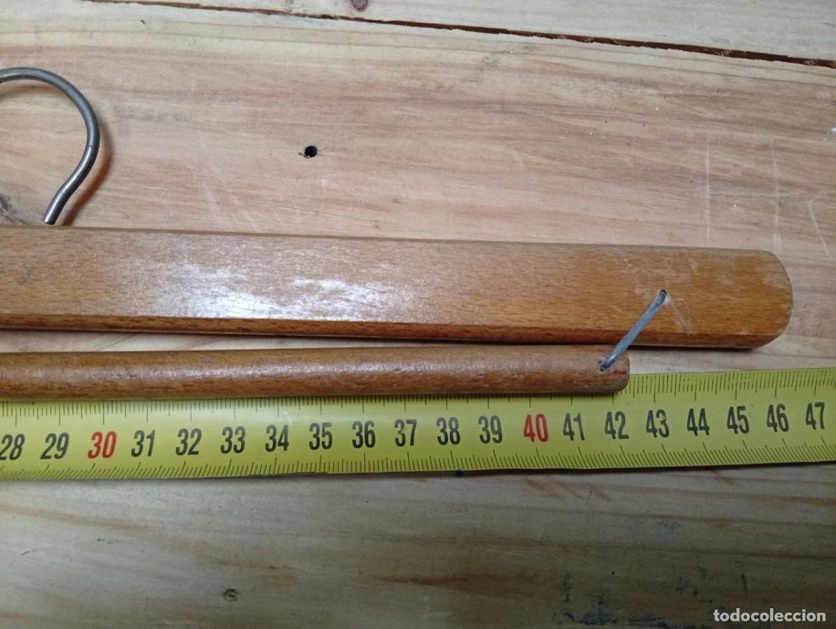 Antig&uuml;edades: Lote 10 perchas antiguas plegables madera-- publicidad en 2 de ellas. - Foto 3