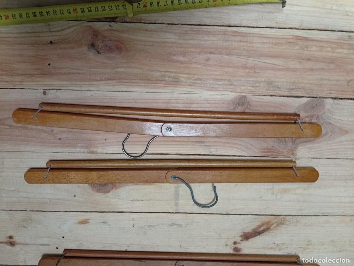 Antig&uuml;edades: Lote 10 perchas antiguas plegables madera-- publicidad en 2 de ellas. - Foto 4