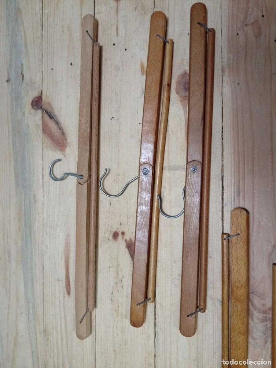 Antig&uuml;edades: Lote 10 perchas antiguas plegables madera-- publicidad en 2 de ellas. - Foto 5