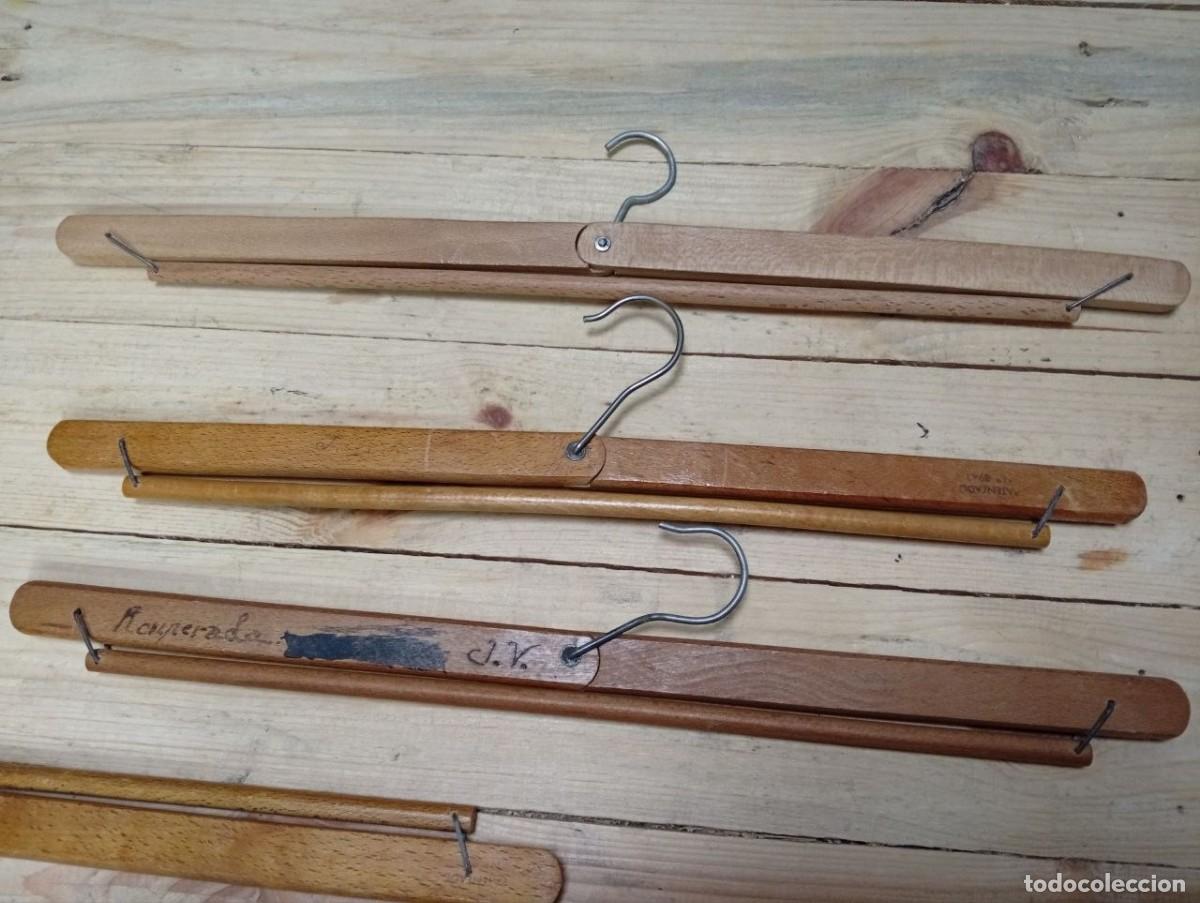 Antig&uuml;edades: Lote 10 perchas antiguas plegables madera-- publicidad en 2 de ellas. - Foto 6