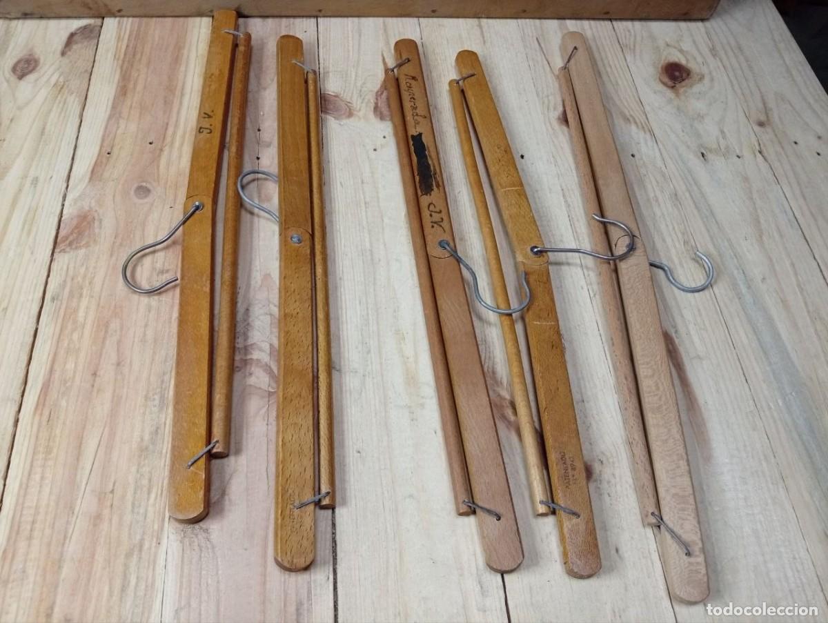 Antig&uuml;edades: Lote 10 perchas antiguas plegables madera-- publicidad en 2 de ellas. - Foto 7