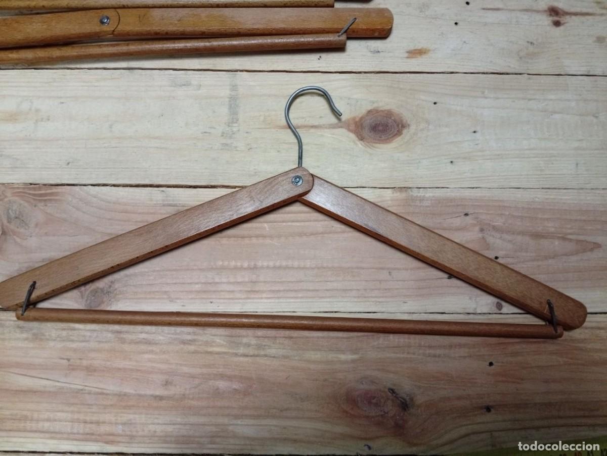 Antig&uuml;edades: Lote 10 perchas antiguas plegables madera-- publicidad en 2 de ellas. - Foto 8