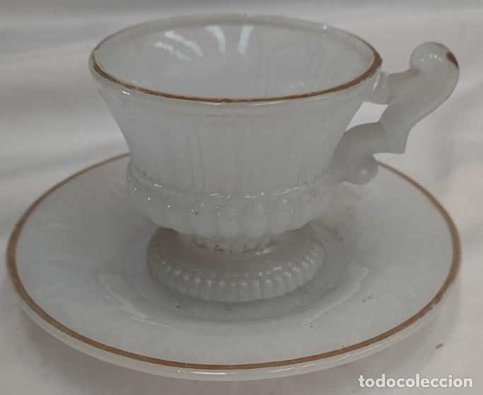 Antig&uuml;edades: ANTIGUA TAZA CON PLATO DE VIDRIO OPALINO, MILK GLASS